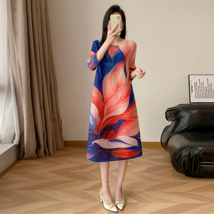 褶皱工艺宽松遮肚子连衣裙2025新款圆领印花休闲度假慵懒风A字裙