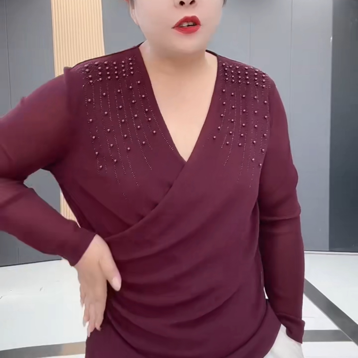 2025秋季新款韩版时尚v领重工钉珠加肥加大码遮肉显瘦打底衫女潮