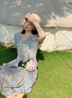 QING DAN蓝色碎花裙2022夏法式v领高腰显瘦前开叉收腰连衣裙赫本