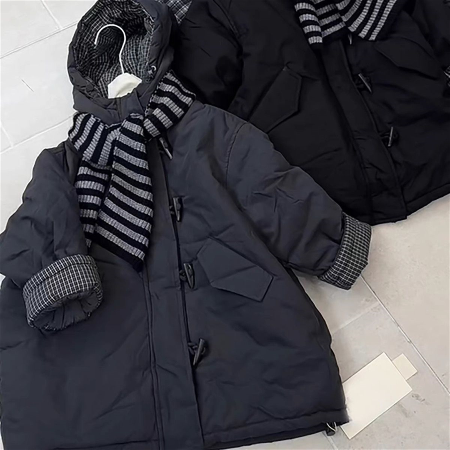 韩系童装冬新款男女童时尚格子卷边袖连帽加绒加厚牛角扣棉服外套