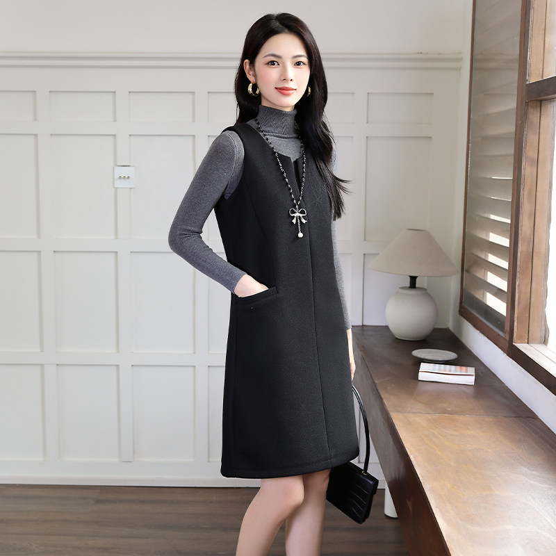 休闲无袖呢子背心裙女秋冬2026新款黑色V领中长款宽松显瘦连衣裙