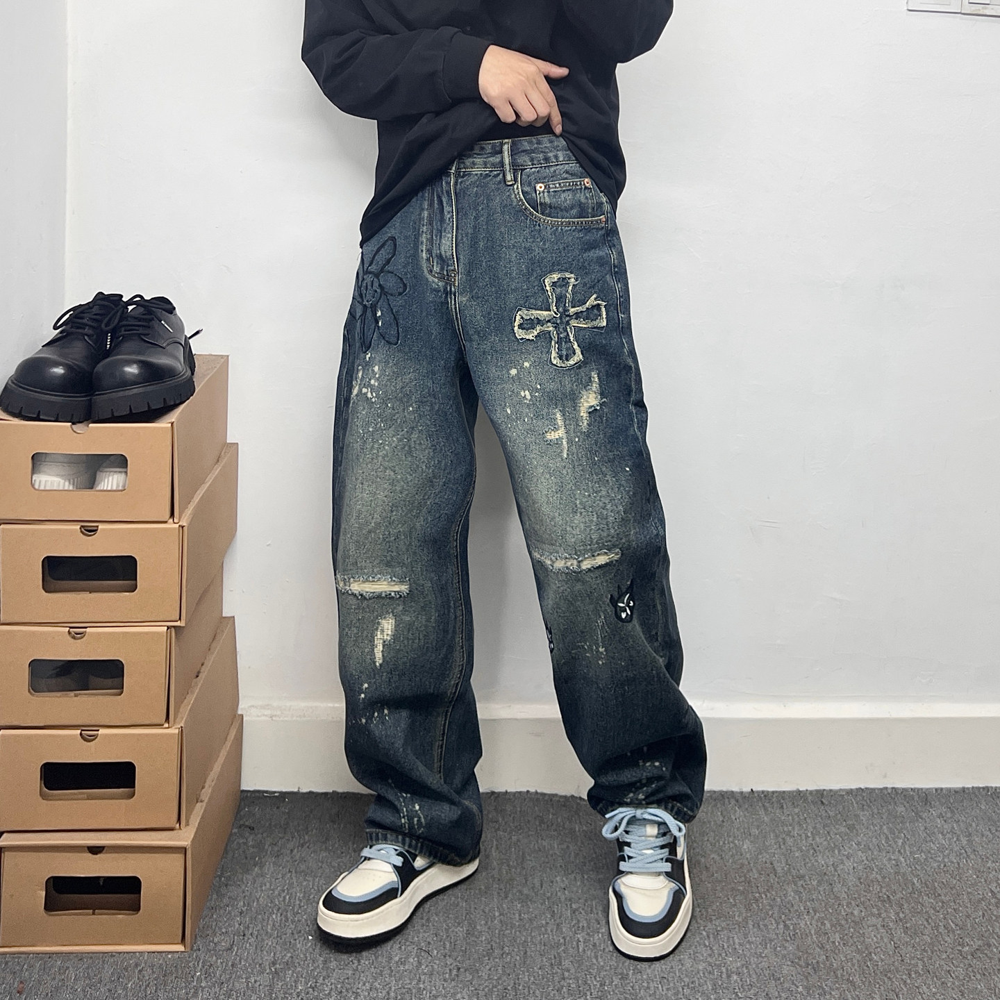 潮牌刺绣破洞补丁牛仔裤男美式宽松直筒裤个性泼墨街头风痞帅长裤图片