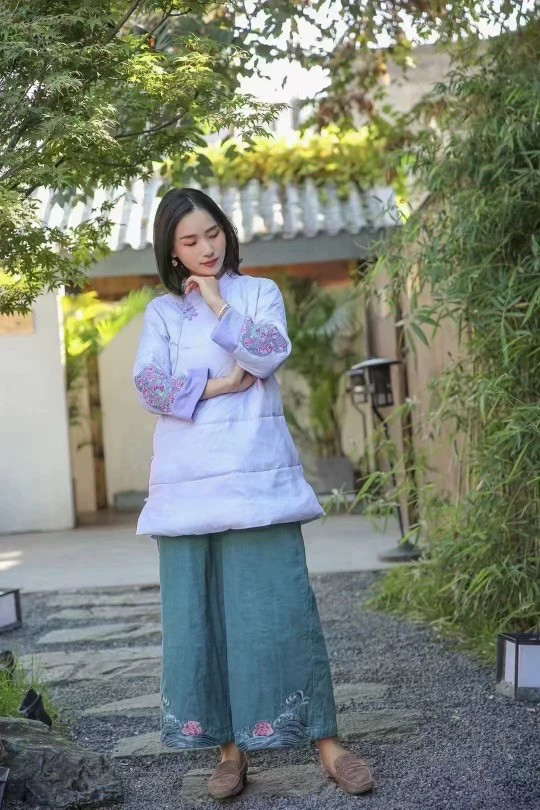 大吉绣花羽绒服