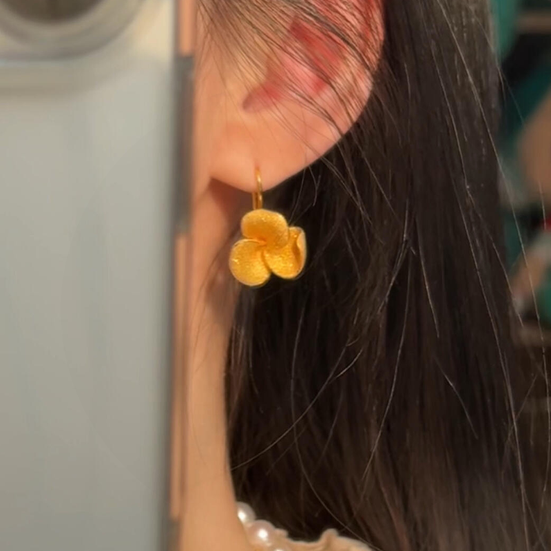 轻奢金色鸡蛋花花朵耳钩2026新款简约气质耳饰小众高级感耳环百搭