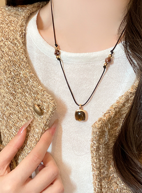 秋冬虎眼石皮绳抽拉项链女美拉德高级感长款毛衣链简约时尚锁骨链
