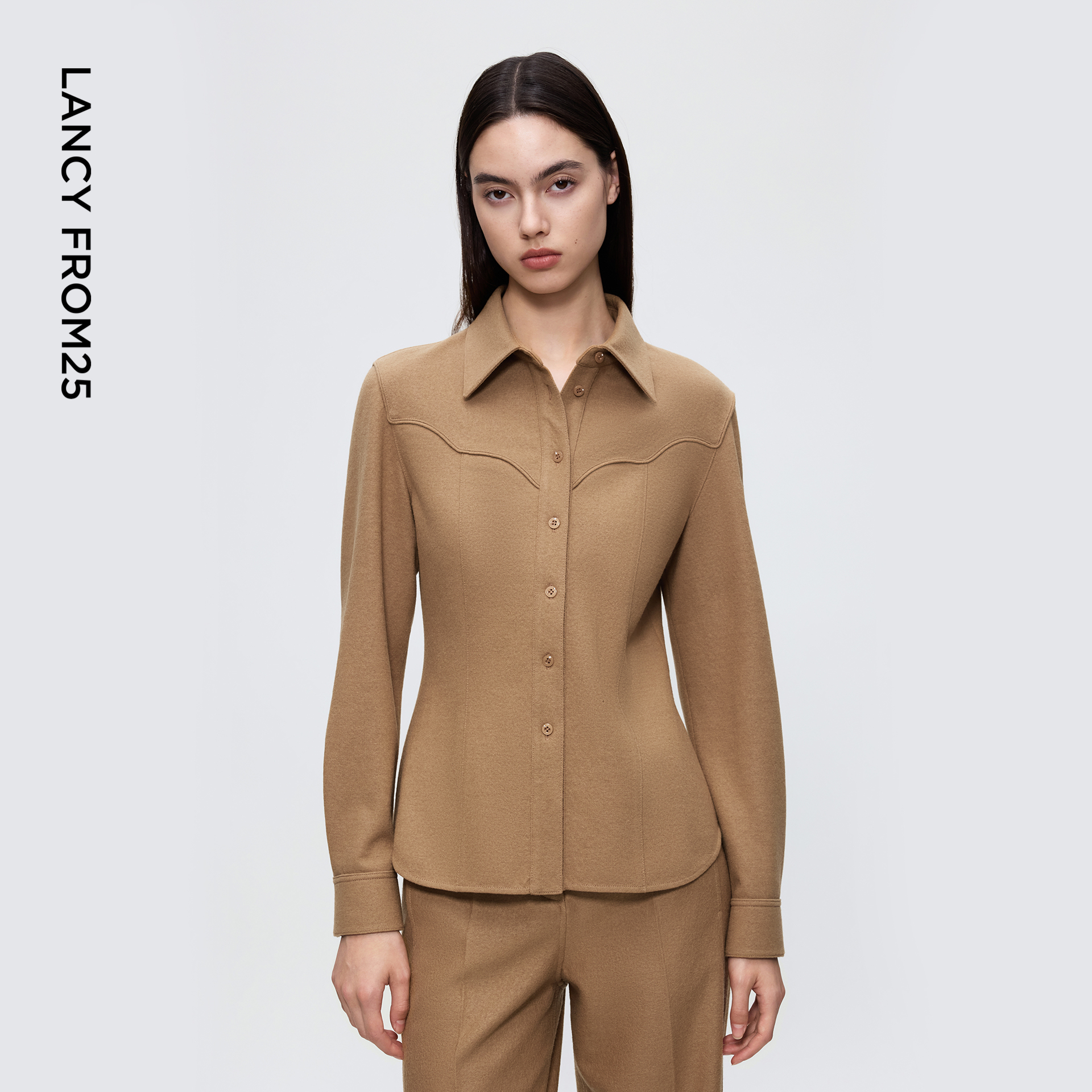 衬衫领型 收腰剪裁 双色双材质