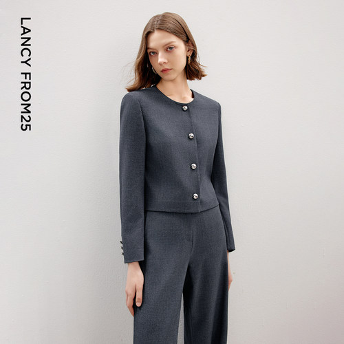 典雅圆领 箱型剪裁 正肩廓形