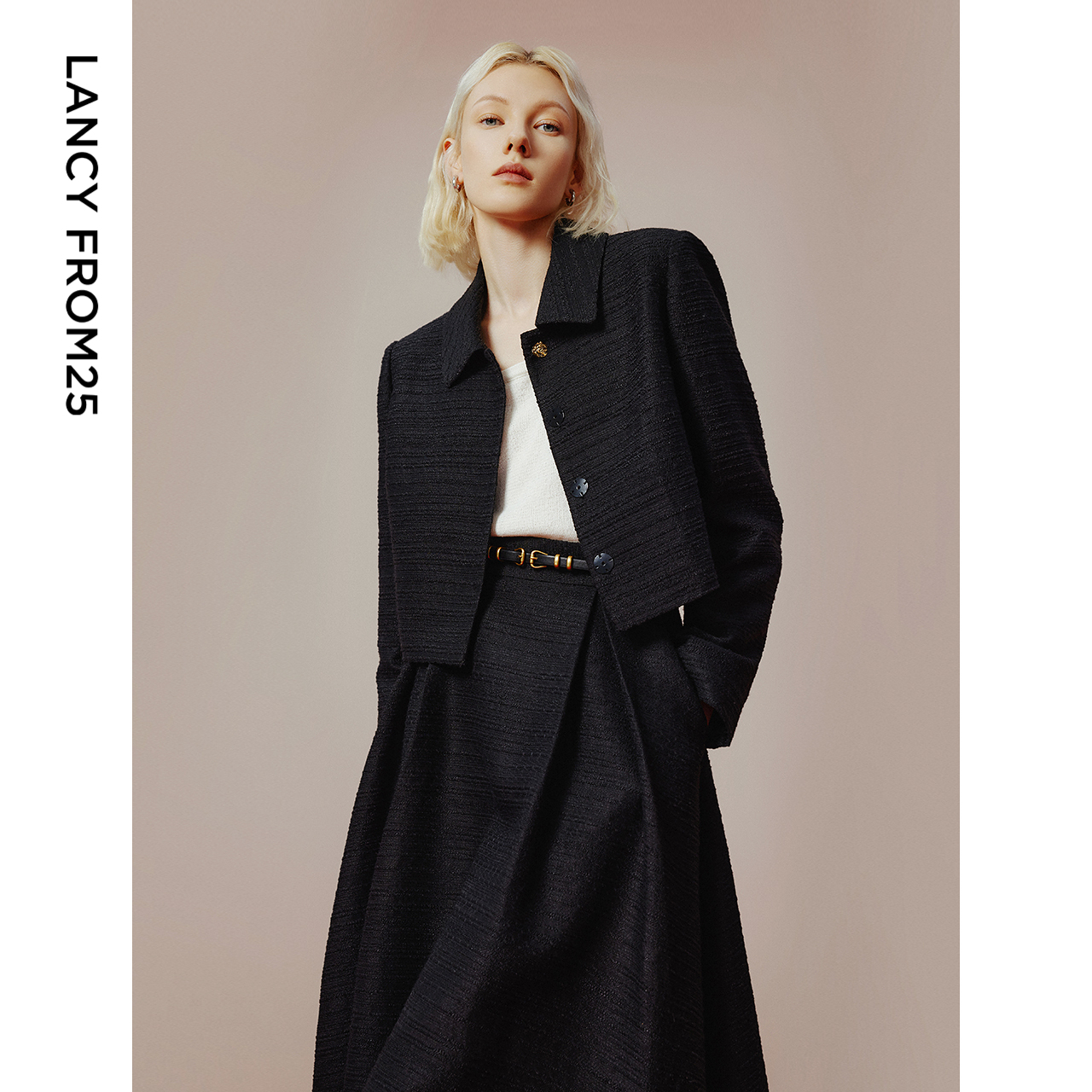 全衬工艺   翻领设计    浮雕金属扣