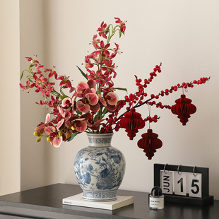 新中式喜庆新年红色花束仿真蝴蝶兰陶瓷花瓶电视柜装饰摆件高级感