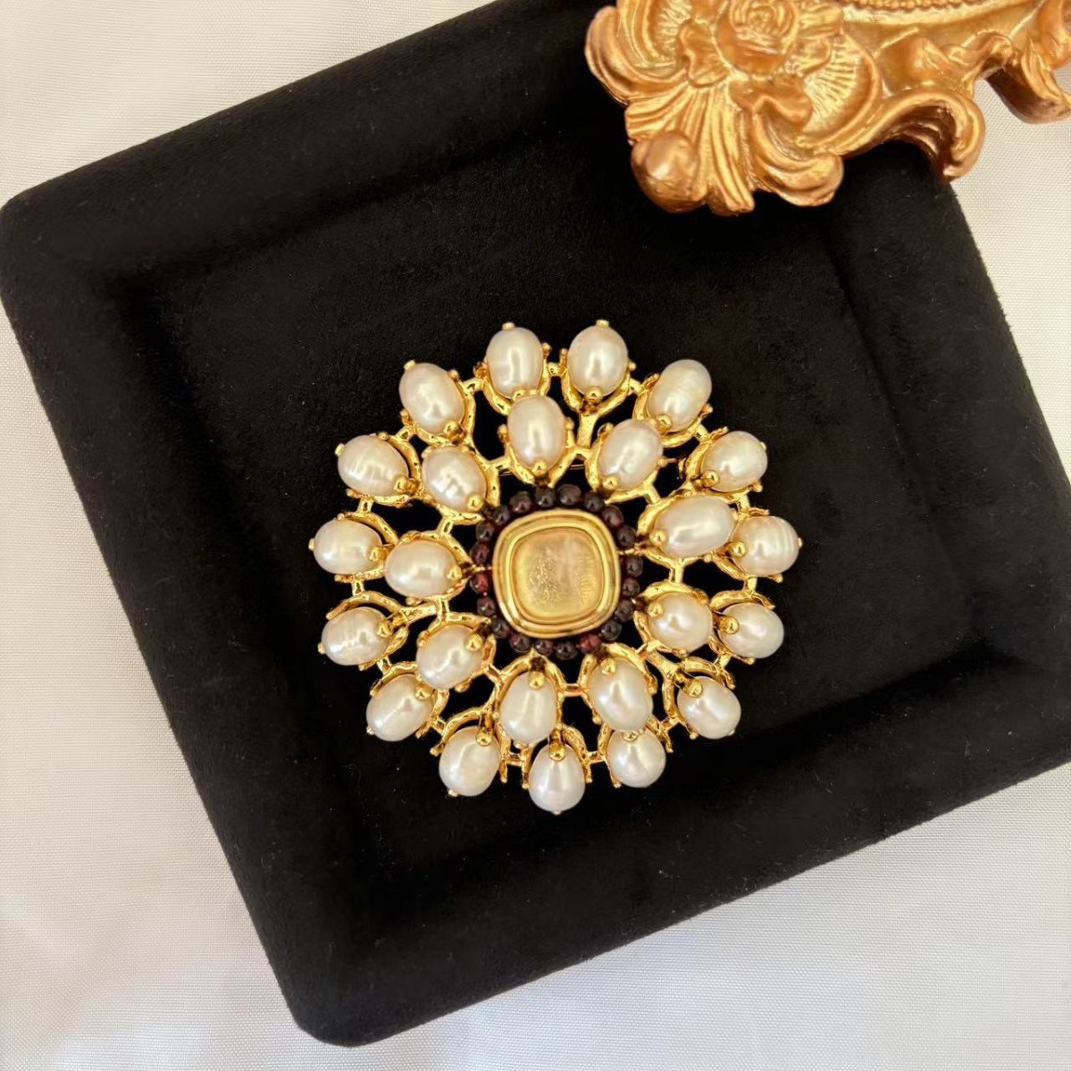 巴黎老牌Goossens贵族精致胸针，镶嵌天然淡水珍珠，天然石