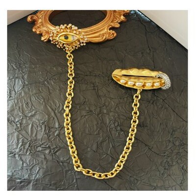 Schiaparelli 恶魔之眼豌豆珍珠双扣链条胸针