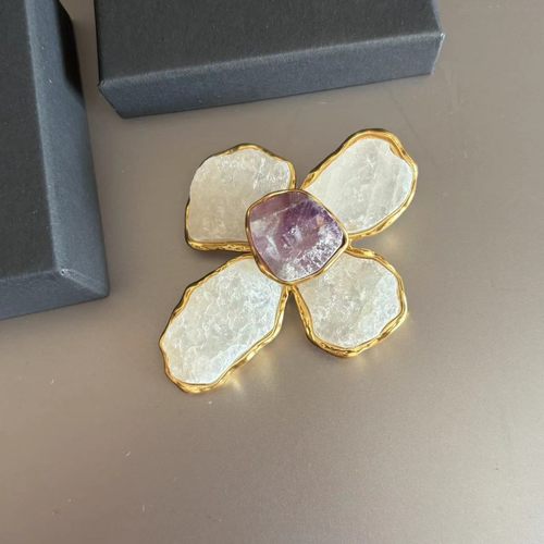 Robert goossens设计天然石不规则大冰糖胸针，高端优雅