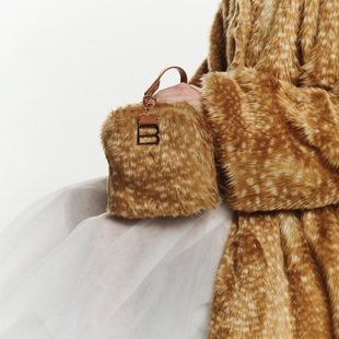 日代 Bibiy FUR BOX BAG 25AW 长颈鹿纹环保皮草方形手提包可斜挎