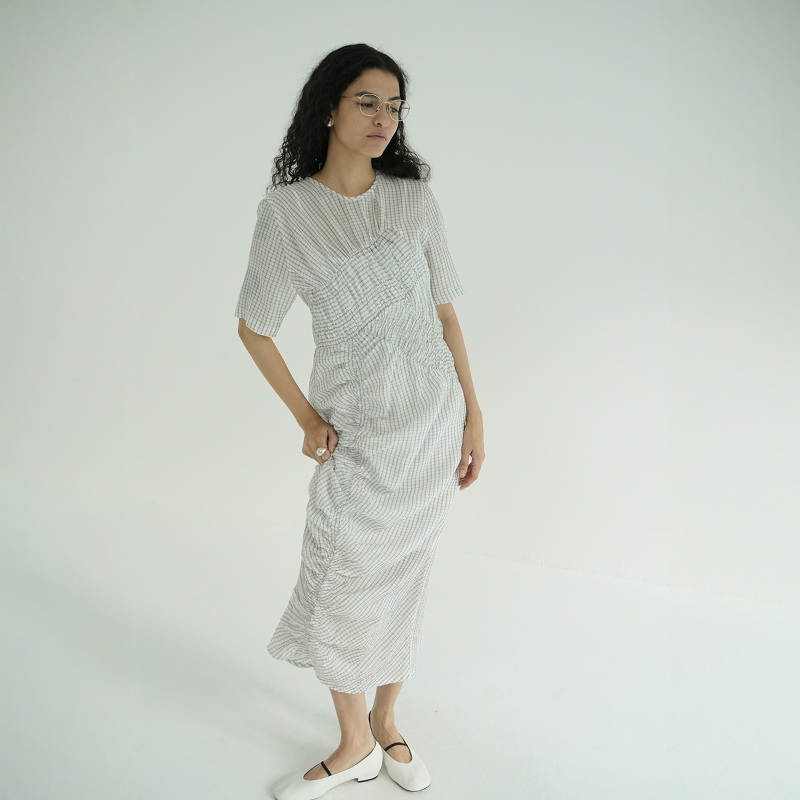 CLANE圆领褶皱短袖格子连衣裙