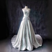 古典收藏款 婚纱礼服宫廷缎面手工刺绣白色钉珠抹胸包臀花瓣长拖尾