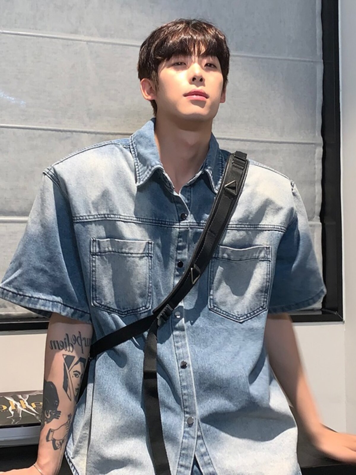 남성용 여름 반팔 셔츠 루즈하고 쿨하고 핸섬한 코디 데님 셔츠 찢어진 데님 팬츠 하이엔드 세트