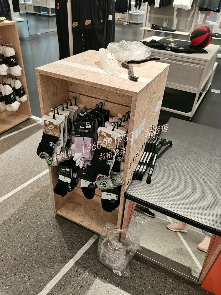 耐克配件中岛 新款袜子展示架 护具护腕帽子陈列柜 运动服装货架