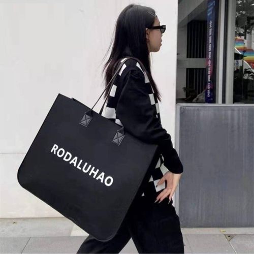 一嘉潮牌时尚加厚大容量黑色毛毡包英文托特包单肩手提包男女同款