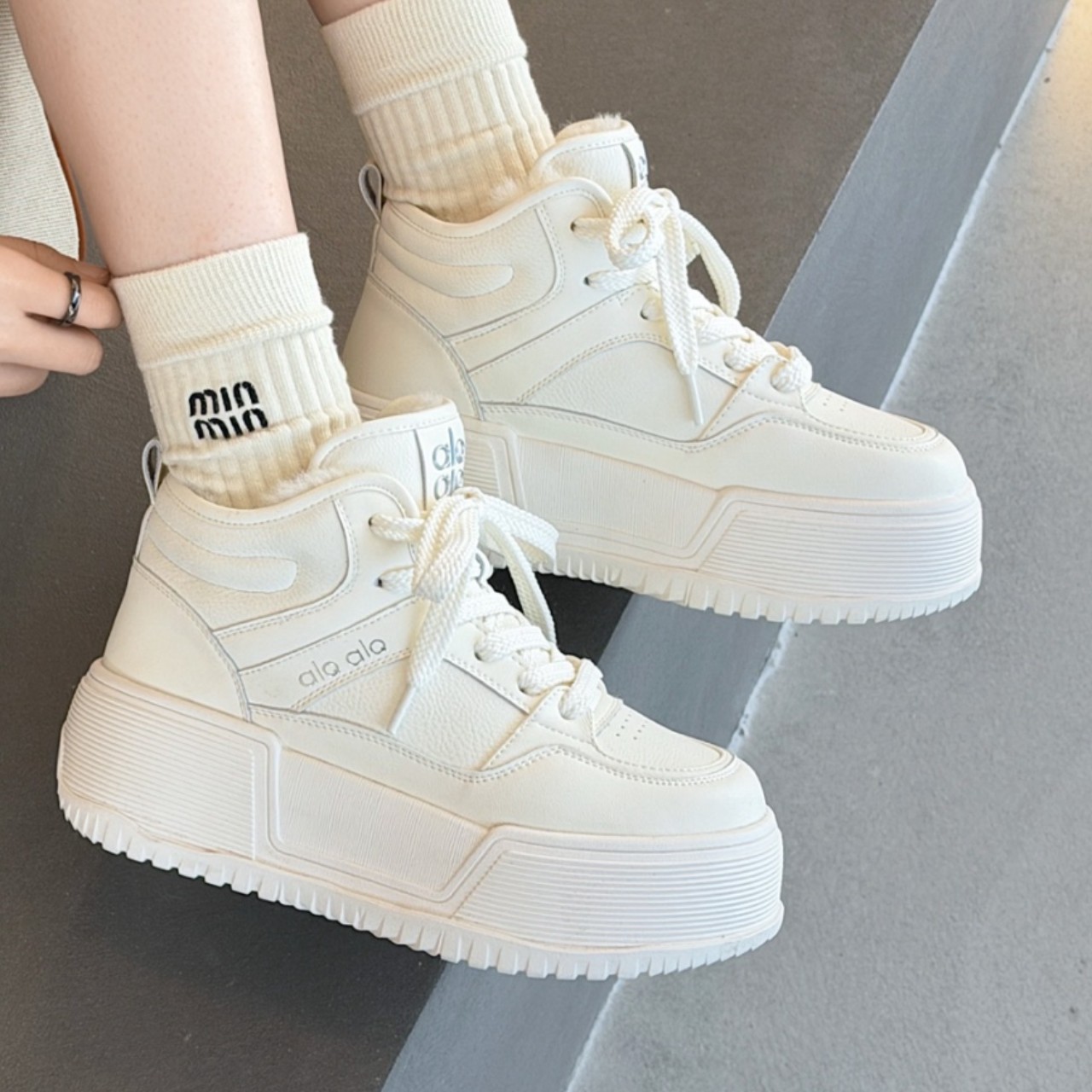 高帮小白鞋女款2025新款爆款冬季鞋子加绒女鞋厚底运动鞋真皮板鞋