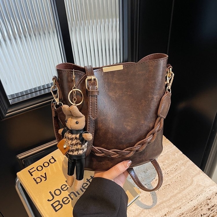 复古小众设计包包女士2024新款高级质感百搭斜挎包爆款手提水桶包