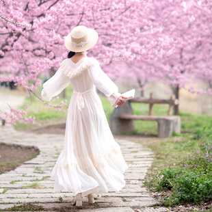 理想三旬女装法式复古仙气米白色蕾丝拼接灯笼袖大裙摆连衣裙长