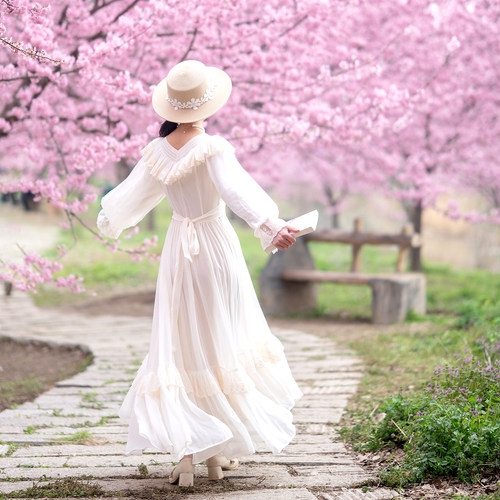 度假米白色大裙摆连衣裙