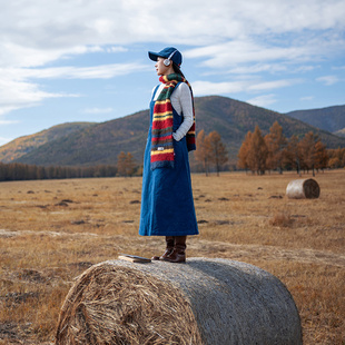 理想三旬女装秋冬文艺复古克莱因蓝灯芯绒背带裙新疆草原旅游穿搭