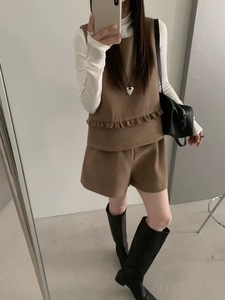 韩系木耳边马甲背心毛呢短裤套装女2025新款坎肩气质减龄两件套