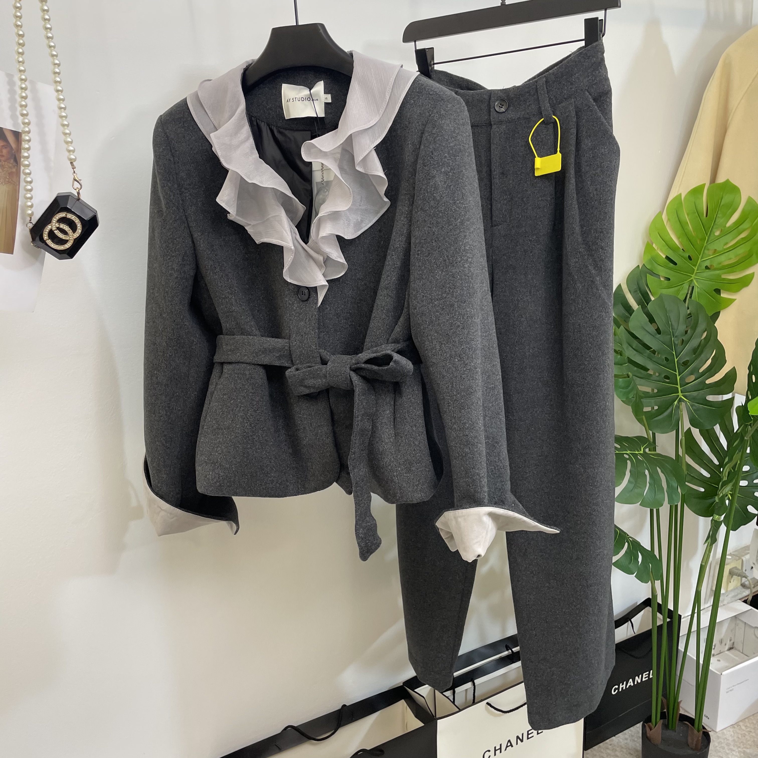 荷叶边V领收腰羽绒上阔腿裤套装