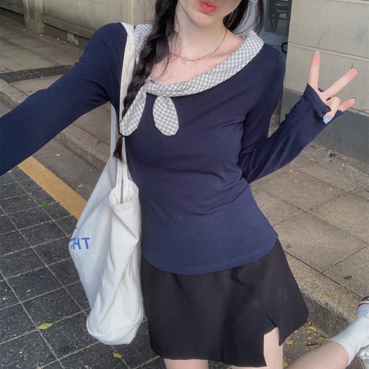 藏青色正肩长袖t恤女2025秋季设计感小众大领口修身打底衫上衣服