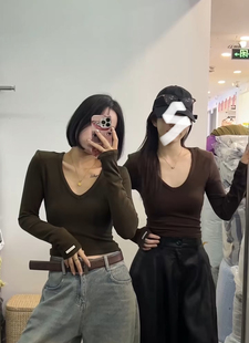 ADD93055纯欲风V领长袖T恤女秋冬加绒修身显瘦内搭打底衫垫肩上衣