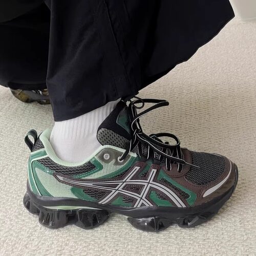 亚瑟士Asics缓震透气跑步鞋