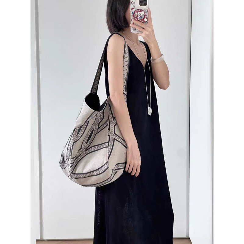 2025新今年流行高质量时髦帆布包图腾亚麻印花托特通勤大容量单包