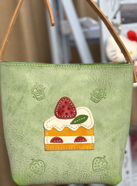 雾蜡牛皮斜挎女包治愈系草莓蛋糕单肩包口袋包