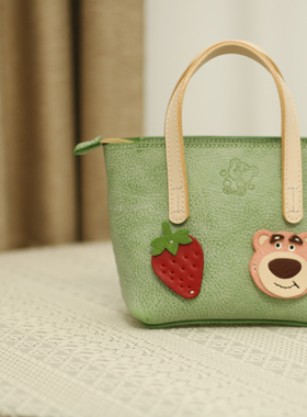 原创设计草莓熊雾蜡牛皮托特包