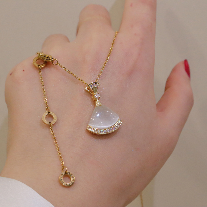 精美镶钻项链夏天配裙子绝绝子！