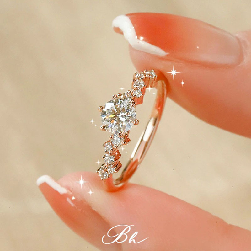 莫桑钻戒指女小众设计轻奢高级感玫瑰金莫桑石求婚戒2025新款爆款