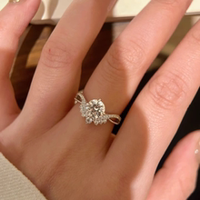 爆闪加冕皇冠v型鸽子蛋戒指女轻奢高级感莫桑石点钻仿真结婚指环