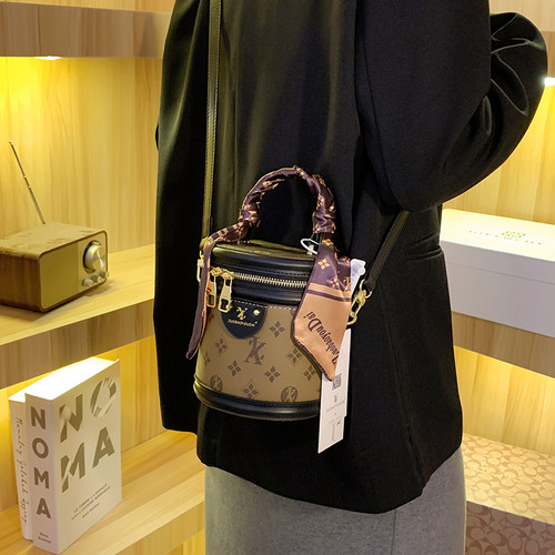 Clean Knоck今年流行小包包女小众2026新款老花斜挎包女士水桶包