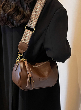 Clean Knоck波士顿2026新款包包女单肩斜挎包百搭小包枕头包背包