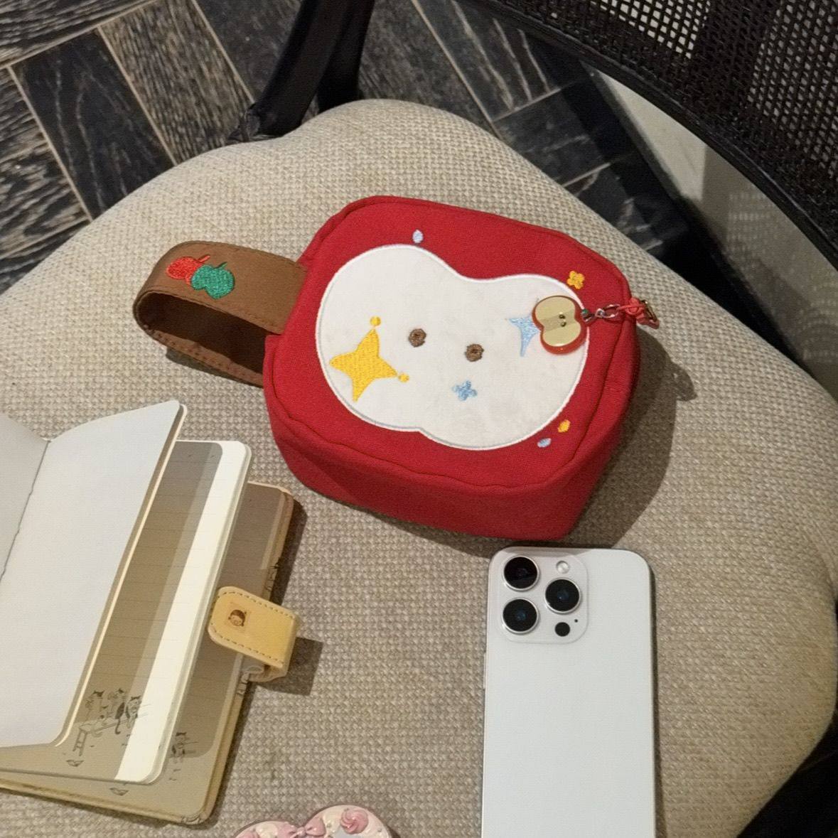 韩系新款可爱苹果刺绣化妆包杂物收纳包大容量便携拍立得包