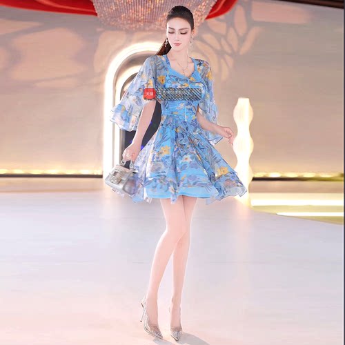 法式蕾丝荷叶边设计感连衣裙2025新款女人味披肩斗篷款印花裙