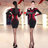 V领连衣裙2025新款 秋冬季 长袖 性感女神范撞色配大衣毛衣针织裙