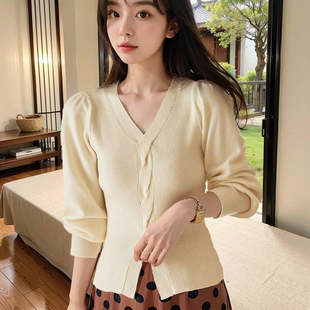 v领泡泡袖针织衫女秋季新款内搭套头修身毛衣气质短款上衣打底衫