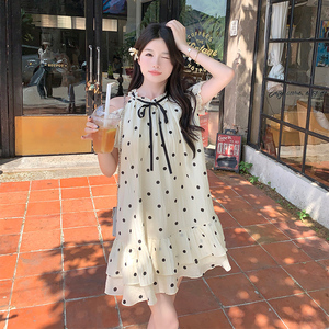 法式甜美露肩波点连衣裙女2025夏季新款休闲小个子显瘦减龄娃娃裙图片