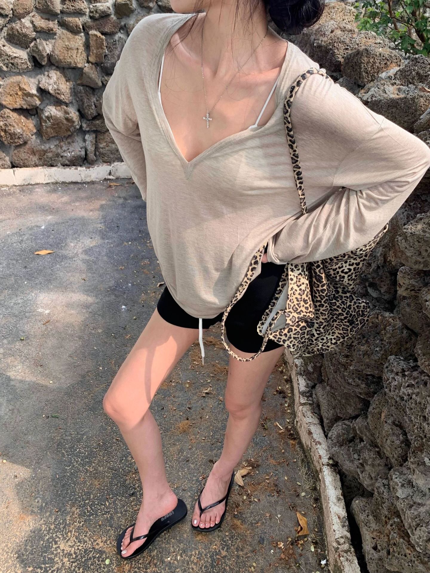 松弛慵懒感白色V领防晒T恤女装健身衣