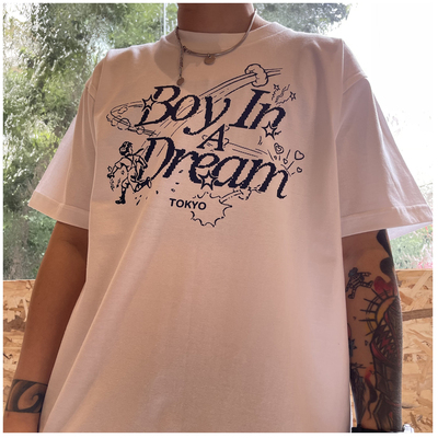 短袖男女款青年放烟火的小男孩