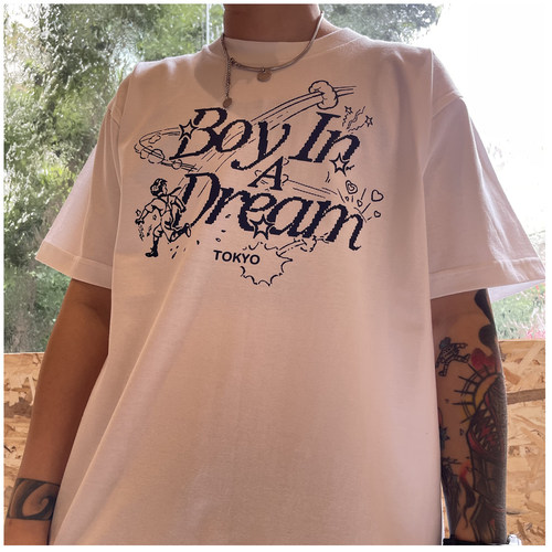 短袖男女款青年放烟火的小男孩