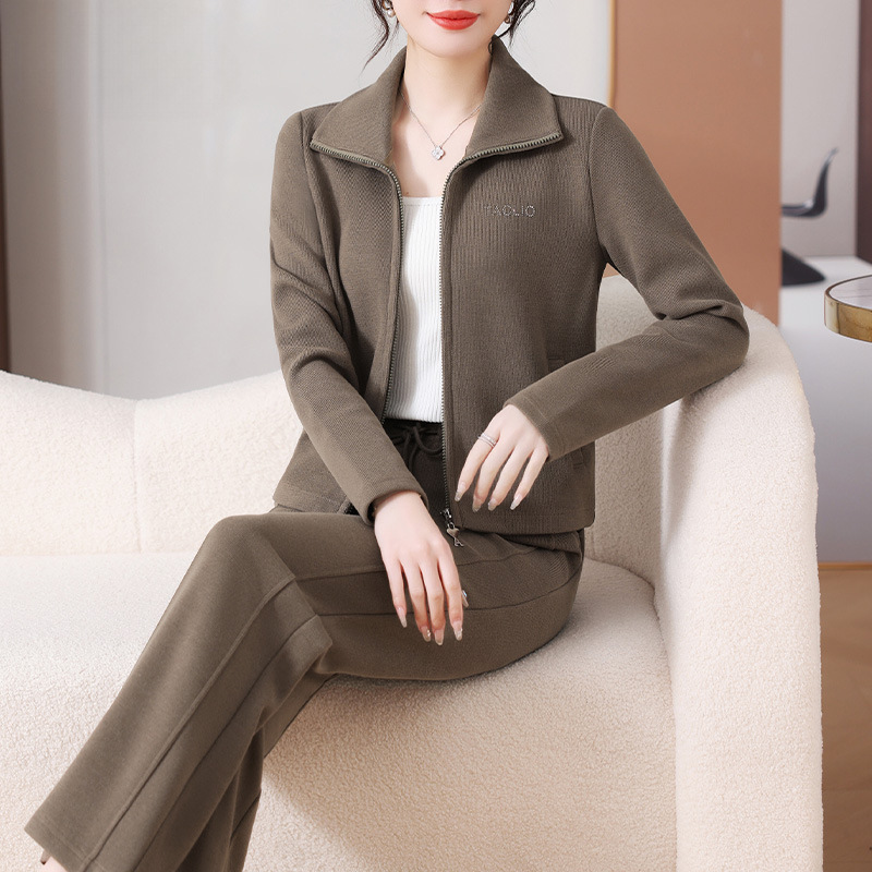 年轻妈妈春装2025新款运动服套装休闲中老年女装春秋外套大码上衣