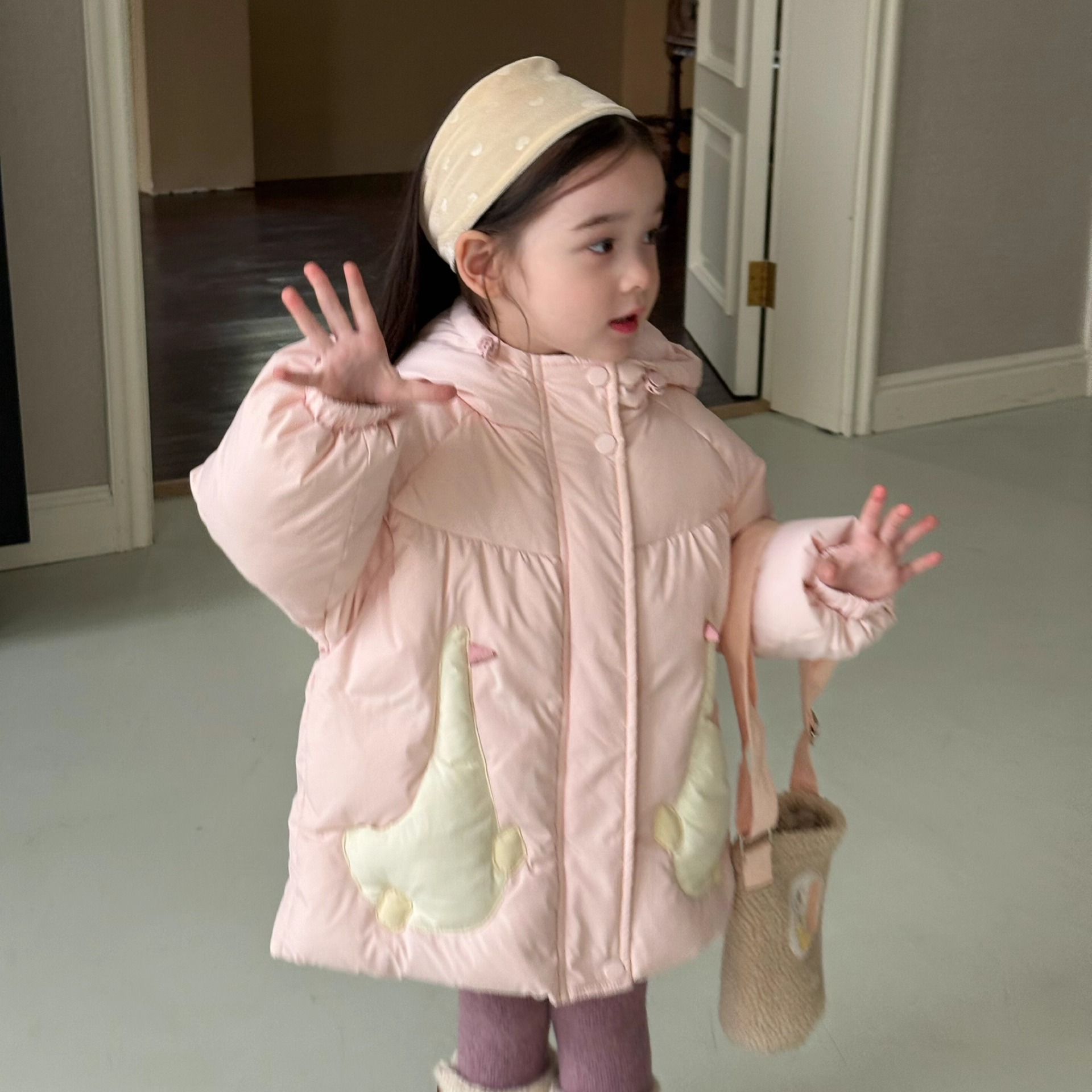 女童羽绒服2025新款女宝宝连帽可爱大鹅设计休闲中长款外套白鸭绒